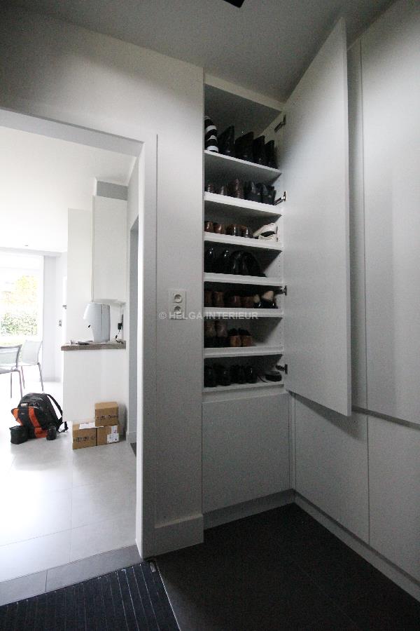 berging open schoenkast